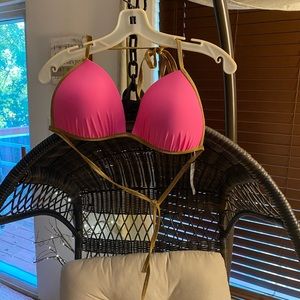 Beautiful swimsuit bikini. Love the neon orange.